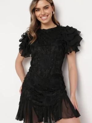 Czarna Sukienka Mini z Koronkowymi Wstawkami i Falbankami Soffiana lovery