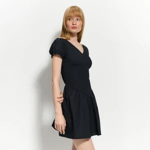 Czarna sukienka mini z krótkim rękawem i dekoltem V House