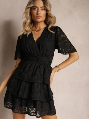 Czarna Sukienka o Rozkloszowanym Kroju z Dekoltem w Serek i Falbankami Drapia retro & icone