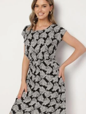 Czarna Sukienka o Rozkloszowanym Kroju z Gumką w Pasie i Krótkim Rękawem Serive j&x