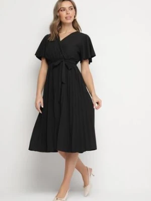 Czarna Sukienka Plisowana z Dekoltem w V z Paskiem w Talii Zolseki defox