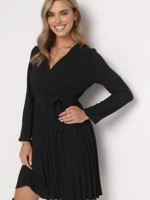 Czarna Sukienka Plisowana z Kopertowym Dekoltem i Paskiem Minesia new collection