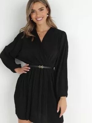 Czarna Sukienka Plisowana z Paskiem i Metalicznym Efektem Nihie by swan