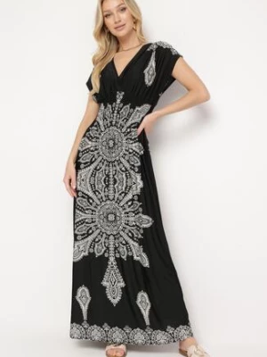 Czarna Sukienka w Ornamentalny Wzór z Kopertowym Dekoltem i Gumką w Talii Elasevia