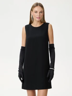 Czarna sukienka z  biżuteryjnym łańcuszkiem na plecach TARANKO