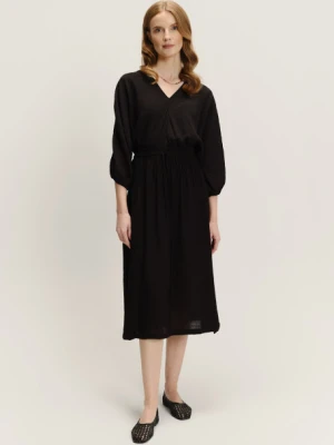 Czarna sukienka z dekoltem w serek midi Greenpoint