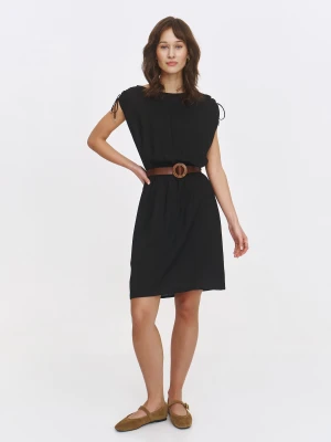 Czarna sukienka z efektownymi ramionami Top Secret