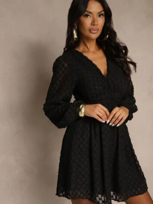 Czarna Sukienka z Tkaniny Plumeti o Rozkloszowanym Kroju z Dekoltem V Zenarela retro & icone