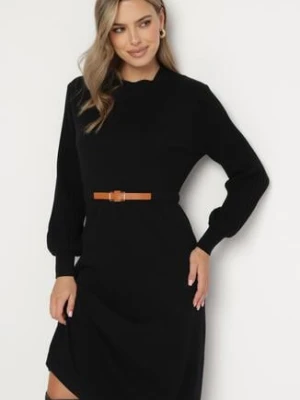 Czarna Sukienka z Wiskozą Ozdobiona Plisowanymi Rękawami i Paskiem Daikari unigirl
