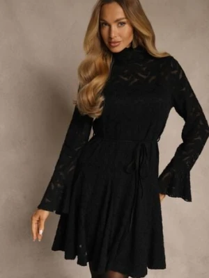 Czarna Sukienka ze Stójką z Koronki Zdobiona Wiązaniem w Talii i Falbanami Elarassa