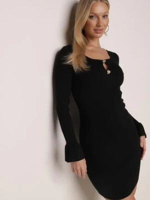 Czarna Sweterkowa Sukienka Dopasowana z Wiskozy z Falbankami i Guzikami Nevinndra bibous project