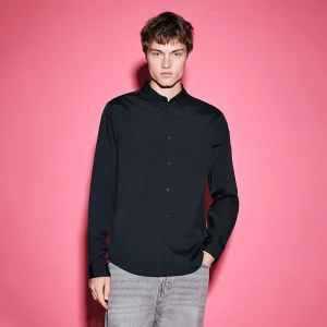 Czarna taliowana koszula z długim rękawem House