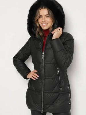 Czarna Taliowana Kurtka Pikowana z Kapturem z Futrem Nalaseva swest