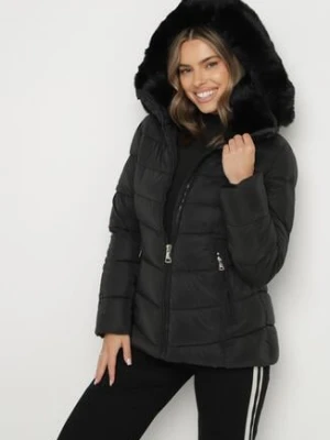 Czarna Taliowana Kurtka z Pikowanymi Przeszyciami i Kapturem z Futerkiem Olennea romee's