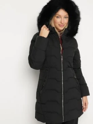 Czarna Taliowana Kurtka z Pikowanymi Przeszyciami i Kapturem z Futrem Mundria romee's