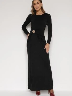 Czarna Taliowana Sukienka o Eleganckim Kroju z Marszczeniem i Aplikacją Sewedina allyson