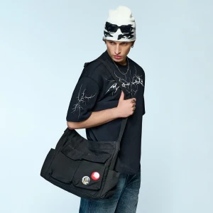 Czarna torba crossbody z przypinkami House