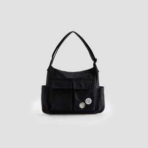 Czarna torba crossbody z przypinkami House