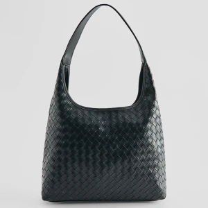 Czarna torba hobo ze strukturą plecionki House