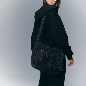 Czarna torba jeansowa mulitpocket z brelokiem House