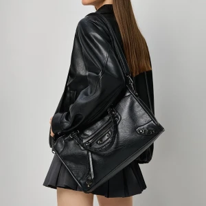 Czarna torba shopper z dołaczonym paskiem i ćwiekami House