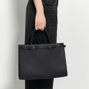 Czarna torba shopper z ozdobnym paskiem i klamerkami House