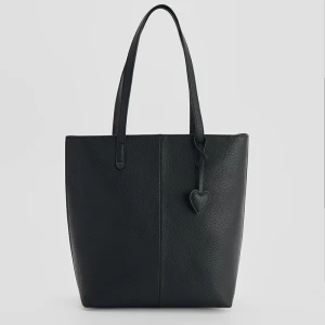 Czarna torba shopper z zawieszką w serduszka House