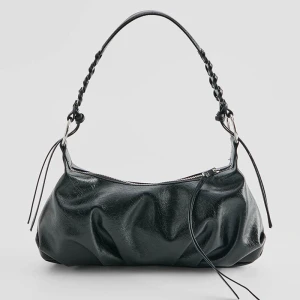 Czarna torebka bagietka na ramię z plecionką i marszczeniami House