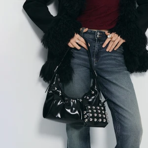 Czarna torebka bagietka z małą saszteką i nitami House