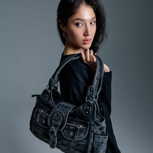 Czarna torebka jeansowa multipocket House