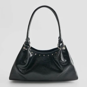 Czarna torebka na ramię z nitami House