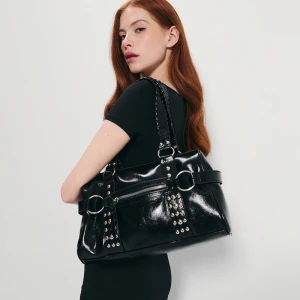 Czarna torebka typu kuferek z nitami House