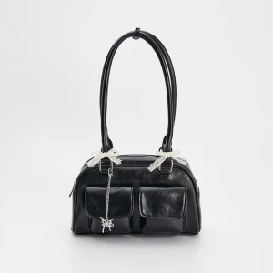 Czarna torebka z kokardkami i breloczkiem House