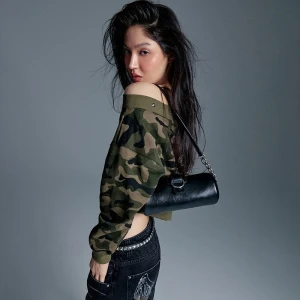 Czarna torebka z łańcuszkiemi i kołem w kolorze srebrnym House