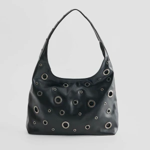 Czarna torebka z metalowymi oczkami House