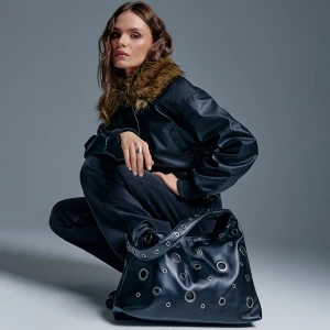 Czarna torebka z metalowymi oczkami House