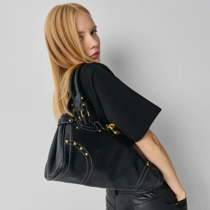 Czarna torebka z ozdobiona kłódką House