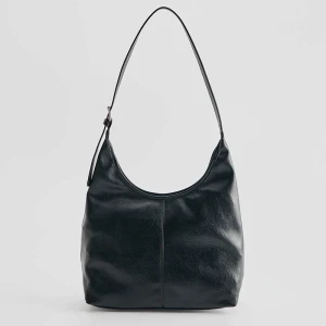 Czarna torebka z półoktągłym zapięciem House