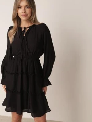 Czarna Wiskozowa Sukienka na Lato w Stylu Boho z Falbankami i Wiązaniem Barpea Unigirl
