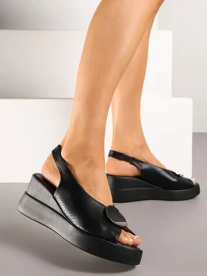 Czarne Ażurowe Sandały na Koturnie Ozdobione Aplikacją Atavia vices