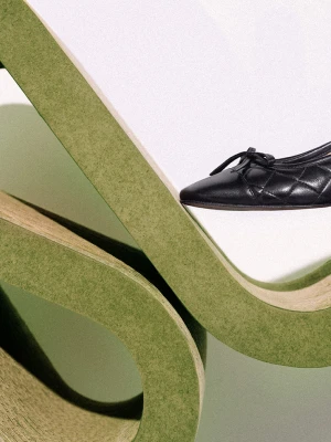 Czarne baleriny z kokardkami z pikowanej skóry TARANKO