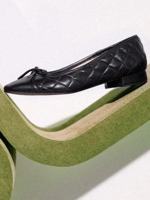 Czarne baleriny z kokardkami z pikowanej skóry TARANKO