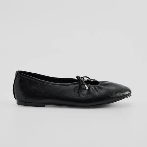 Czarne baleriny z marszczeniem i kokardką House