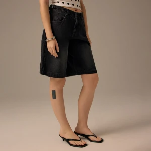 Czarne bermudy jeansowe z kieszenią carpenter i regulacją House