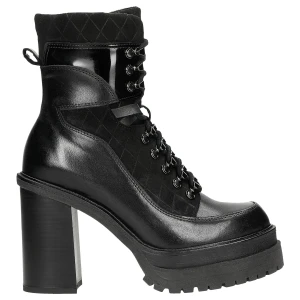 Czarne bikery z łączonych skór na obcasie 64104-81 Wojas