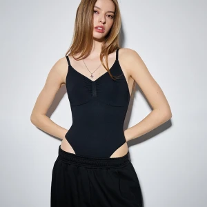 Czarne body na ramiączkach House