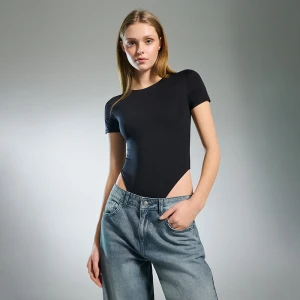 Czarne body ULTRAFLEX z krótkim rękawem House