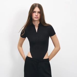 Czarne body ULTRAFLEX z krótkim rękawem i stójką na zamek House