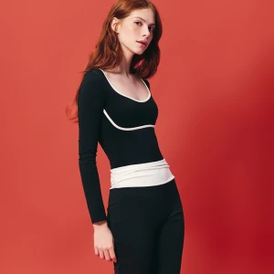 Czarne body z długim rękawem i białymi lamówkami House