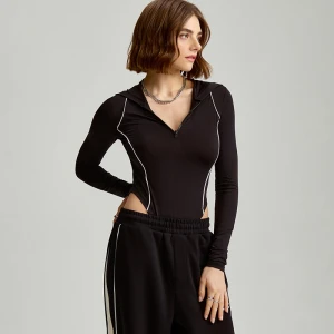 Czarne body z długim rękawem i kapturem House